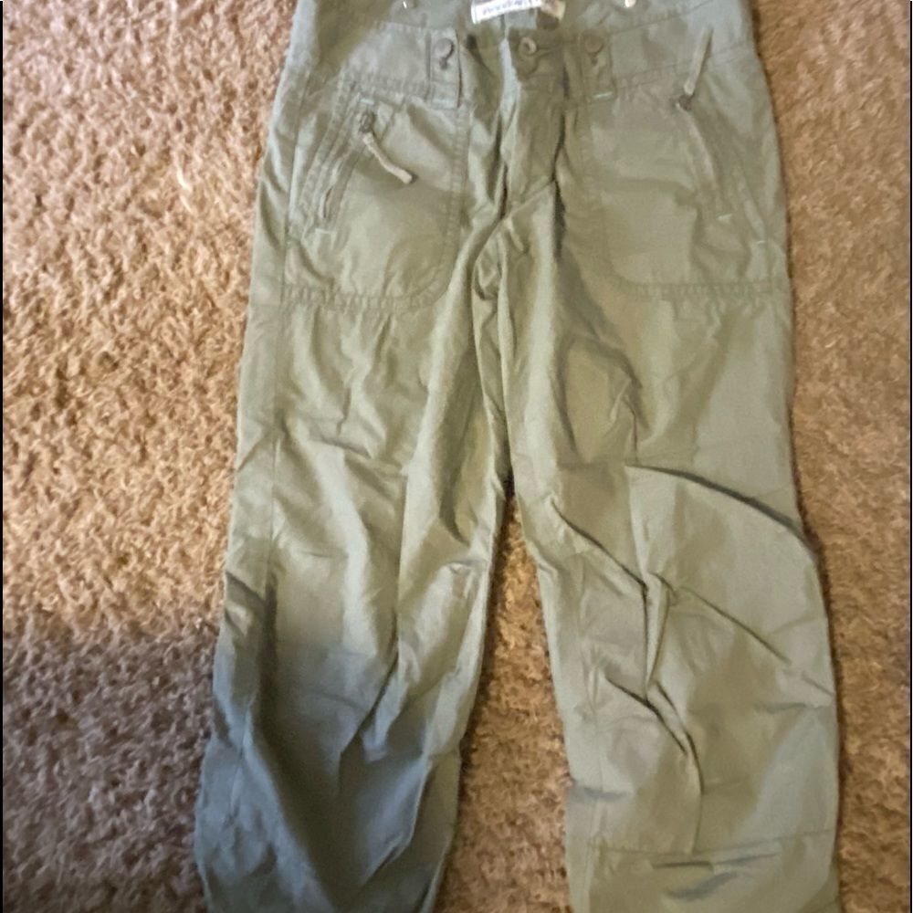 American Eagle khaki green Capri pants size 4